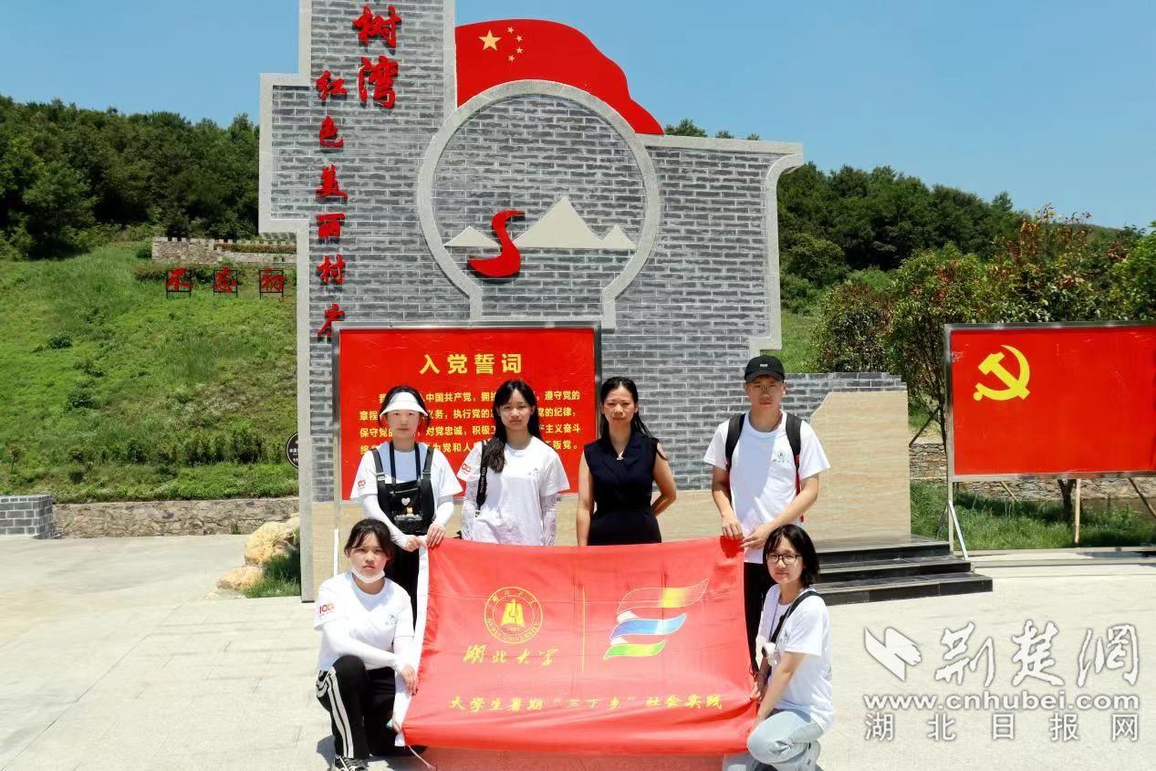 16岁“老师”在漫展拍照，穿着清凉坐姿优美，引大量路人狂拍